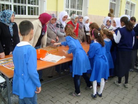 Simav Çitgöl İlköğretim Okulu'nda aşure dağıtıldı