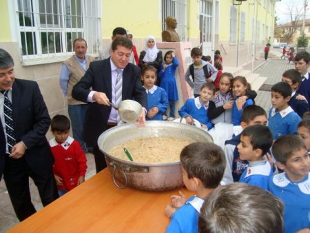 Simav Çitgöl İlköğretim Okulu'nda aşure dağıtıldı