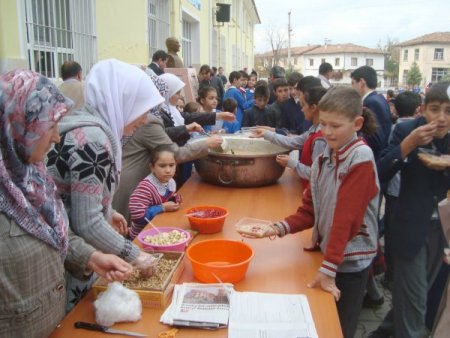 Simav Çitgöl İlköğretim Okulu'nda aşure dağıtıldı