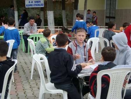 Simav Çitgöl İlköğretim Okulu'nda aşure dağıtıldı