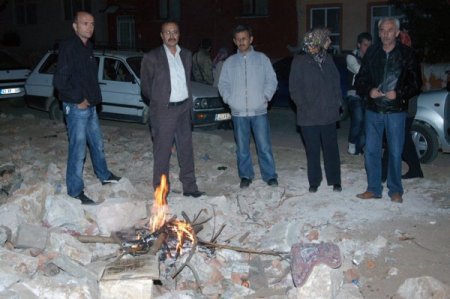 Simav Halkı Geceyi Sokakta Geçiriyor