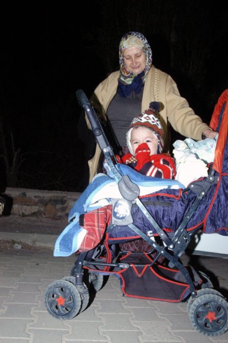 Simav Halkı Geceyi Sokakta Geçiriyor