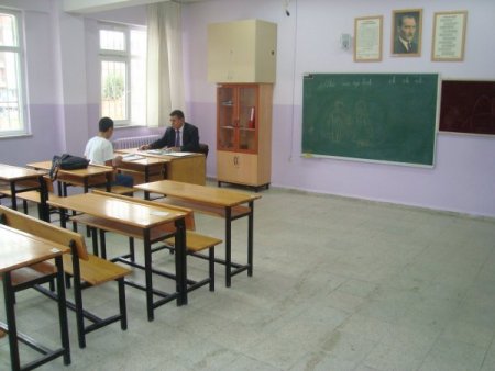 Simav İlçe Milli Eğitim Müdürlüğü, okula gitmeyen öğrencilerin peşinde