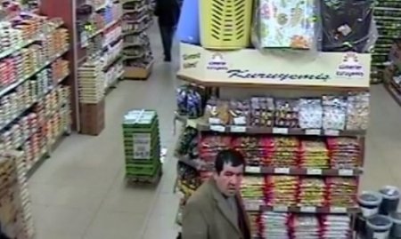 Simav'da alıveriş merkezinden hırsızlık güvenlik kamerasına takıldı