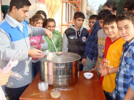 Simav'da Öğretmenler Günü aşureyle kutlandı