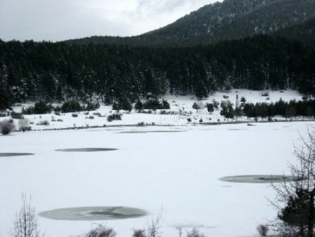 Simav'daki Krater Gölü Buz Tuttu