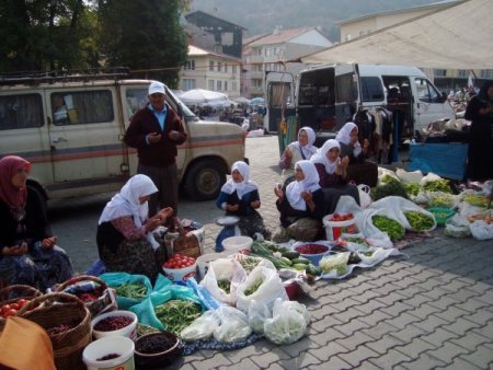 Simav'ın pazarı duayla açılıp kapanıyor