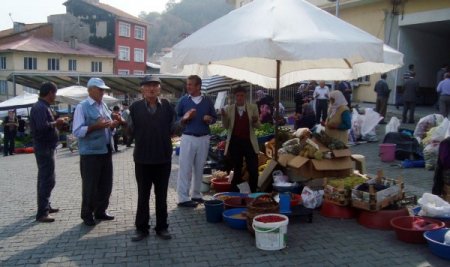 Simav'ın pazarı duayla açılıp kapanıyor