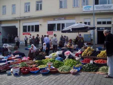 Simav'ın pazarı duayla açılıp kapanıyor