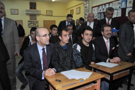 Şimşek: Türkiye'nin En Büyük Sorunu, İşsizlik Onu Da Tek Haneye Düşüreceğiz