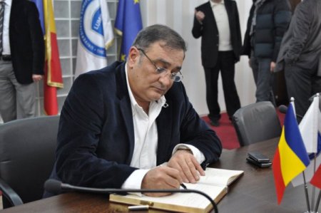 Sinan Aygün: Türk okulları gurbette sığınma kapımız (Özel)