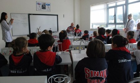 Sınav Koleji İlköğretim öğrencilerine cam üfleme sanatı eğitimi