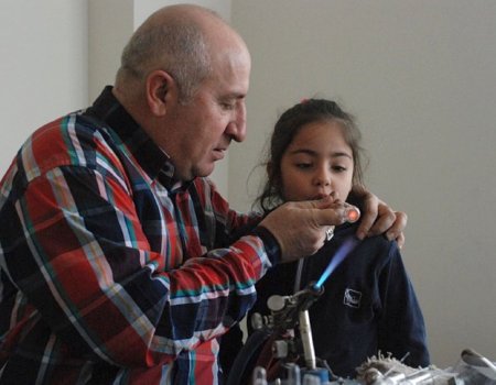 Sınav Koleji İlköğretim öğrencilerine cam üfleme sanatı eğitimi