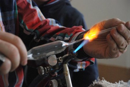 Sınav Koleji İlköğretim öğrencilerine cam üfleme sanatı eğitimi