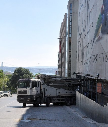 Sınav saati yapılan inşaat velileri çıldırttı