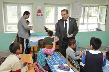 Sınav sonrası toplanan kalem ve silgiler köy okullarına dağıtıldı