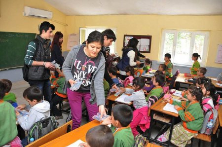Sınav sonrası toplanan kalem ve silgiler köy okullarına dağıtıldı