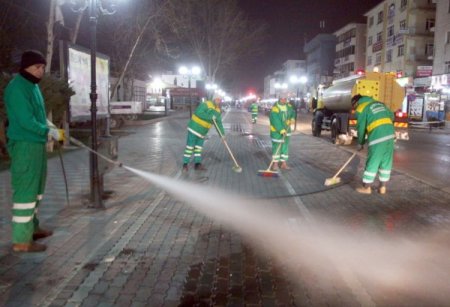 Sincan Belediyesi, cadde ve kaldırımları deterjanlı su ile temizliyor