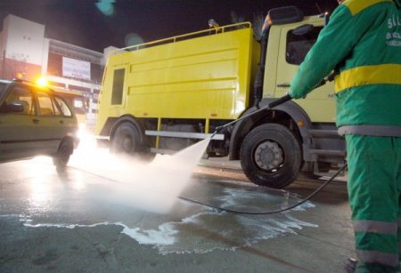 Sincan Belediyesi, cadde ve kaldırımları deterjanlı su ile temizliyor