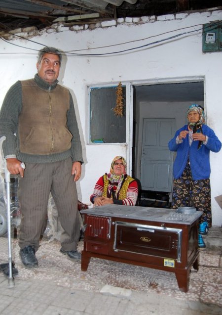 Sındırgı Belediyesi 400 adet soba dağıttı