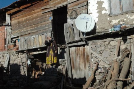 Sındırgı Belediyesi'nden Azize nineye destek