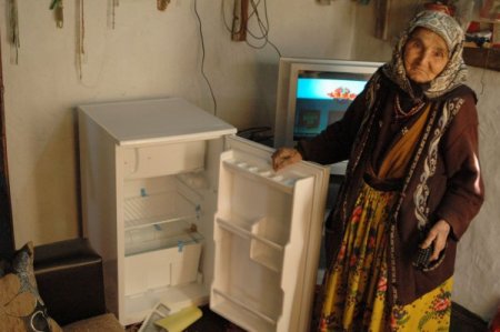 Sındırgı Belediyesi'nden Azize nineye destek