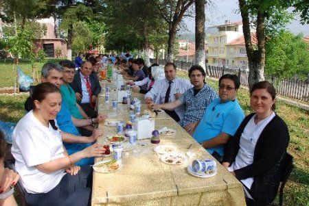 Sındırgı Devlet Hastanesi'nde doktorlarla hastalar piknik yaptı