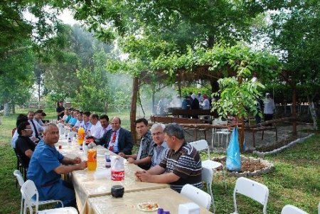 Sındırgı Devlet Hastanesi'nde doktorlarla hastalar piknik yaptı