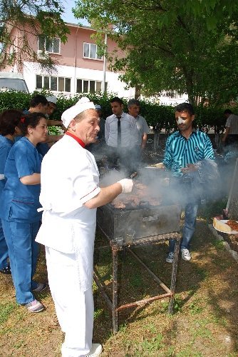 Sındırgı Devlet Hastanesi'nde doktorlarla hastalar piknik yaptı