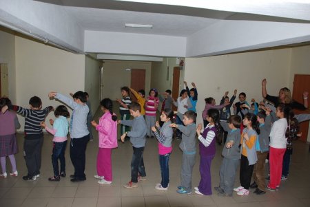 Sındırgı'da halk oyunları kursu büyük ilgi görüyor