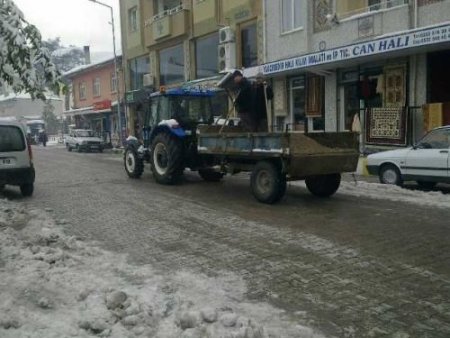 Sındırgı'da Kar Kalındığı 30 Santimetreye Ulaştı