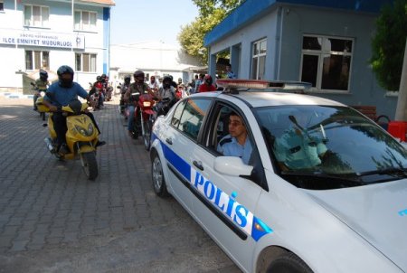 Sındırgı'da Motosiklet Sürücülerine Kask Dağıtıldı