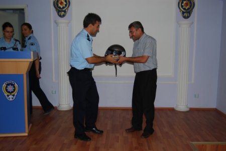 Sındırgı'da Motosiklet Sürücülerine Kask Dağıtıldı