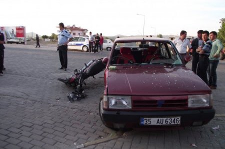 Sındırgı'da otomobil motorsikletle çarpıştı: 1 yaralı
