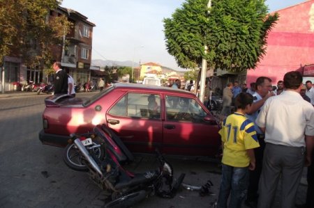 Sındırgı'da otomobil motorsikletle çarpıştı: 1 yaralı