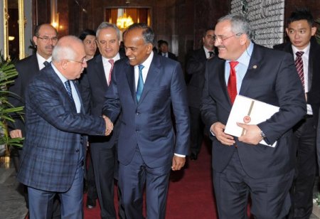 Singapur Dışişleri Bakanı’na Osmaniye Karatepe kilimi hediye edildi