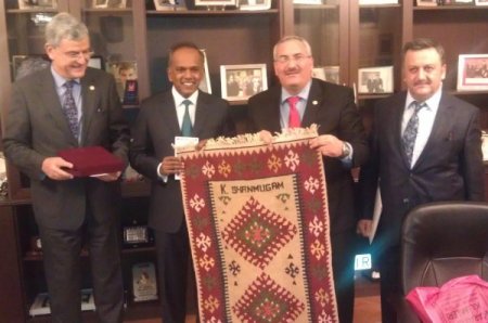 Singapur Dışişleri Bakanı’na Osmaniye Karatepe kilimi hediye edildi