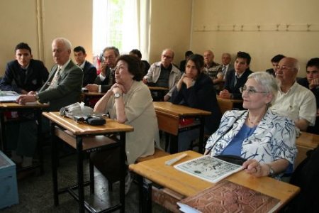 Sınıf Arkadaşları, 50 Yıl Sonra Aynı Sınıfta Toplandı