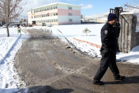 Sınıfa Giren Eli Bıçaklı Genç, Korku Dolu Anlar Yaşattı
