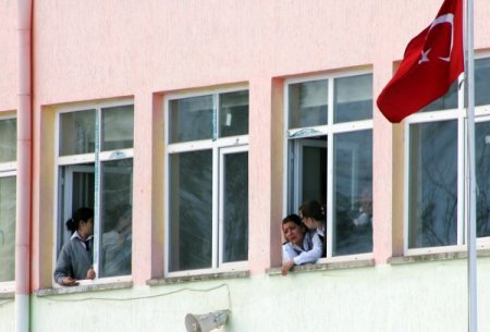 Sınıfa Giren Eli Bıçaklı Genç, Korku Dolu Anlar Yaşattı