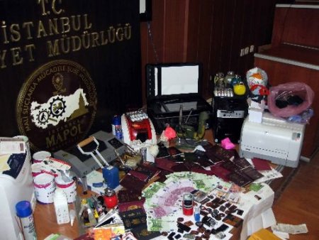 Sınır Dışı Edilen İranlı, Pasaport Şubeyi Andıran Evinde Suçüstü Yakalandı