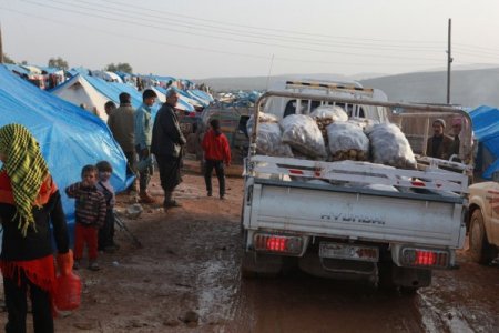 Sınır hattındaki kamplara gıda ve battaniye yardımı yapıldı