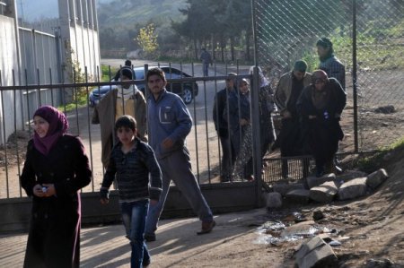 Sınır kapısındaki lojman yolu, Suriyeliler için umudun yolu oldu
