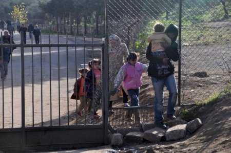 Sınır kapısındaki lojman yolu, Suriyeliler için umudun yolu oldu