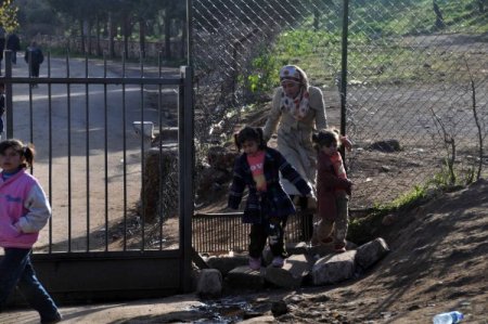 Sınır kapısındaki lojman yolu, Suriyeliler için umudun yolu oldu