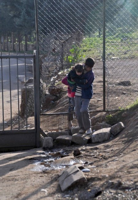 Sınır kapısındaki lojman yolu, Suriyeliler için umudun yolu oldu