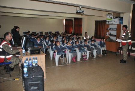 Sınırdaki öğrencilere jandarmadan trafik eğitimi