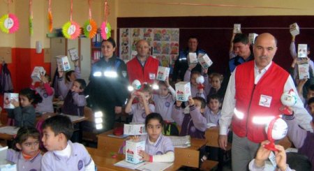 Sinop Kızılayı öğrencilere kumbara dağıttı