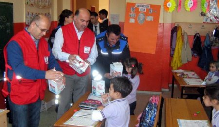 Sinop Kızılayı öğrencilere kumbara dağıttı