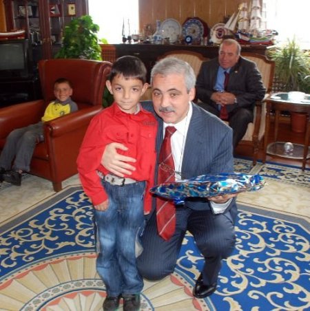 Sinop Valisi Güvençer, Minik Öğrencileri Kabul Etti